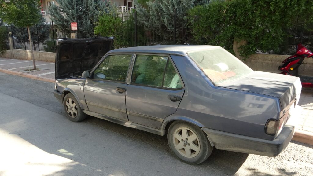 Malatya'da polisin dur ihtarına uymayan ehliyetsiz sürücü polisle girdiği kovalamaca sonucu yakalandı. Sürücünün gözaltına alındığı olayda aracın hacizli olduğu için yakalama kararı bulunduğu belirlendi.